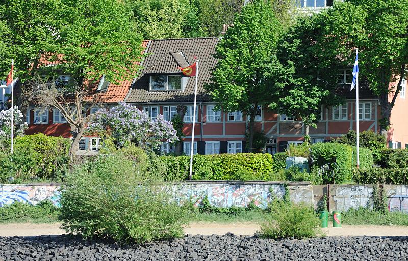 203_3471 Elbufer; Strand von Övelgönne - Wohngebäude am Uferweg. | Oevelgoenne + Elbstrand.